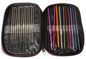 22 piece mixed aluminum handle crochet hooks in case