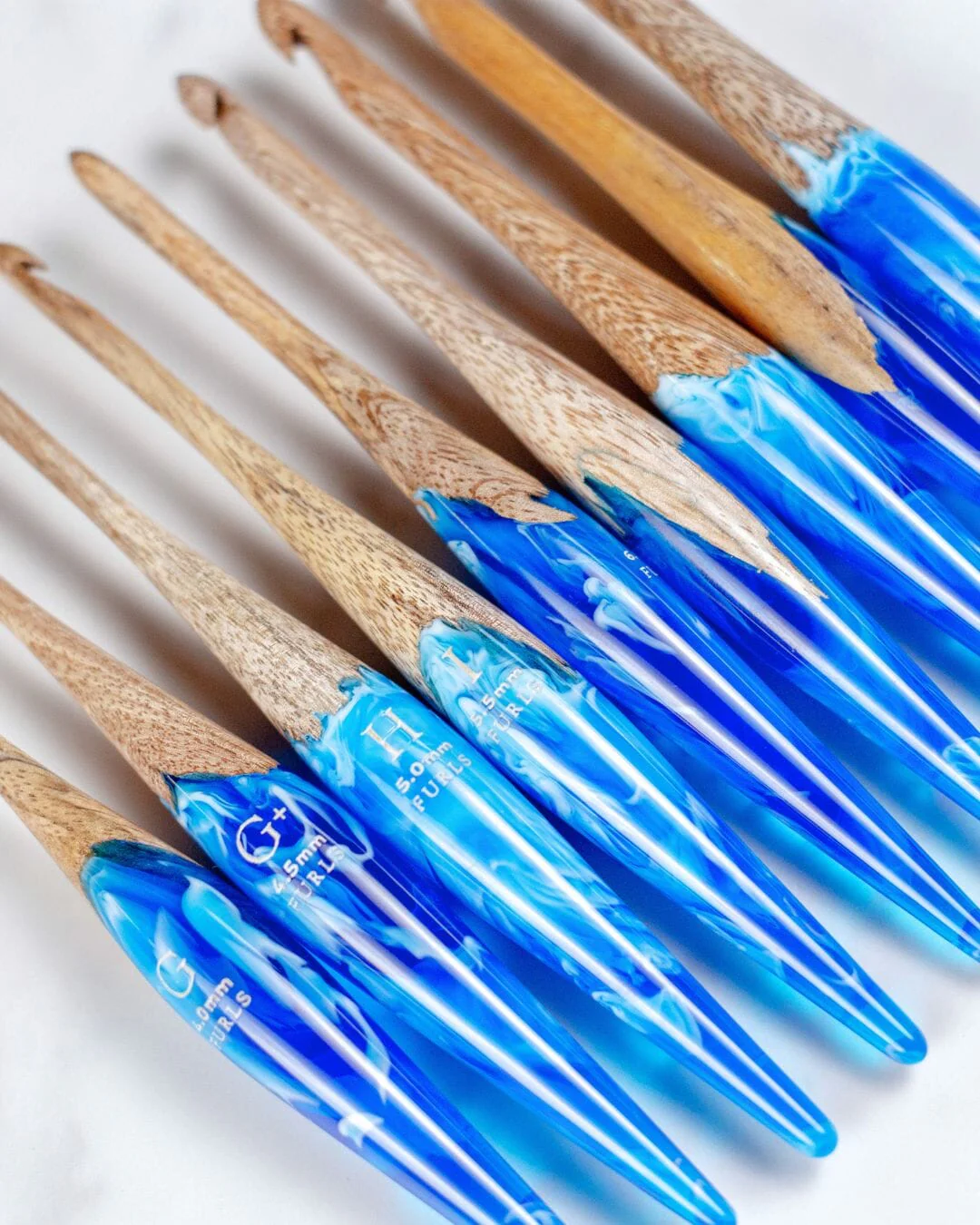 Furls Streamline Fusion Mango + Blue Crochet Hook 2 mango wood crochet hooks